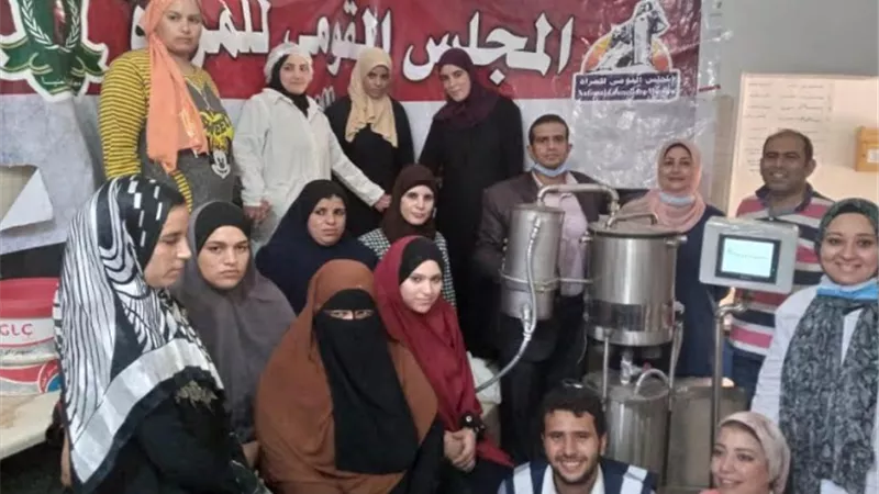 قومي المرأة يُدرب نساء قرية الروبي بالمنيا على ماكينات فرد المخلفات النباتية