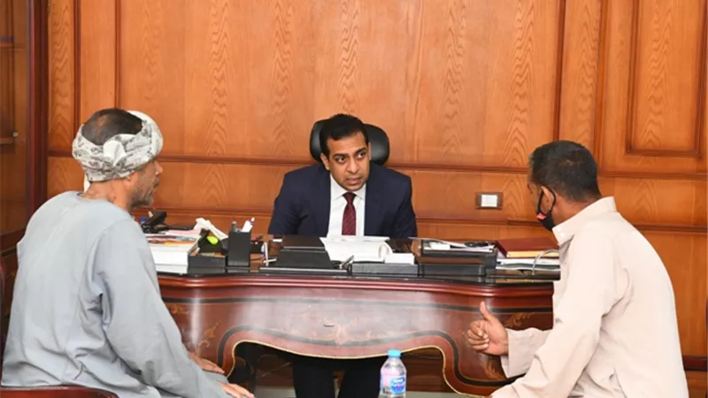 محافظ قنا يستعرض مشاكل المواطنين ويوجه بحلها .صور