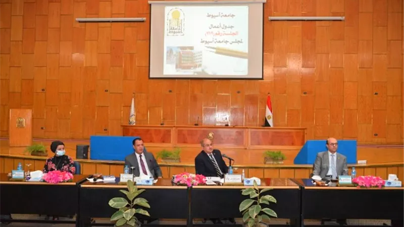 رئيس جامعة أسيوط يوجه بنشر ثقافة التعليم الهجين في الكليات .صور