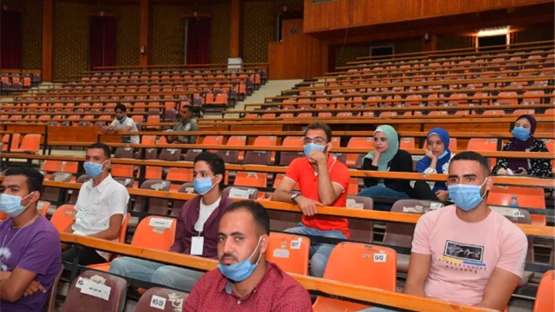نائب رئيس جامعة أسيوط يشهد انطلاق برنامج إعداد القادة لطلاب الجامعة