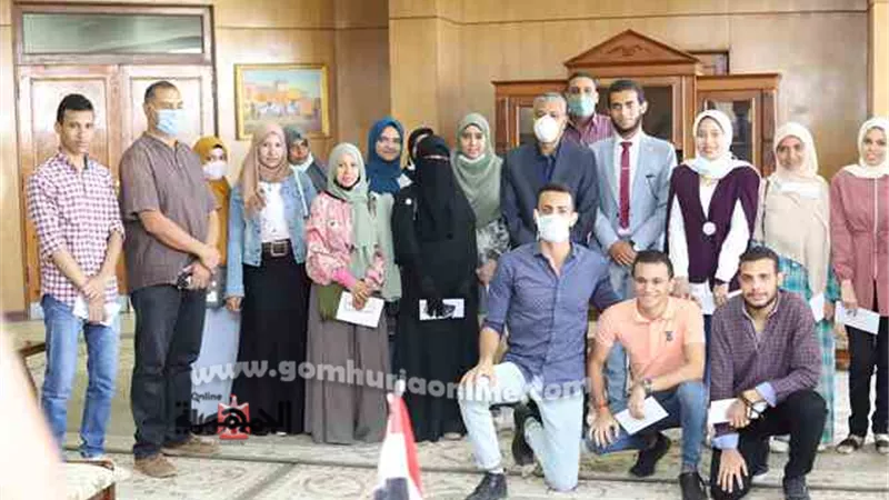 رئيس جامعة جنوب الوادى يكرم الطلاب الفائزين في المسابقة الثقافية