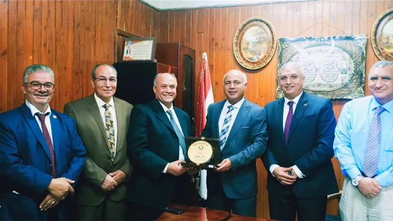 النقابة العامة لأطباء الأسنان تكرم وكيل وزارة الصحة بالغربيه