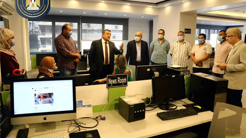 وزير الدولة للإعلام في جولة داخل مركز الخدمات الإعلامية للمراسلين الأجانب