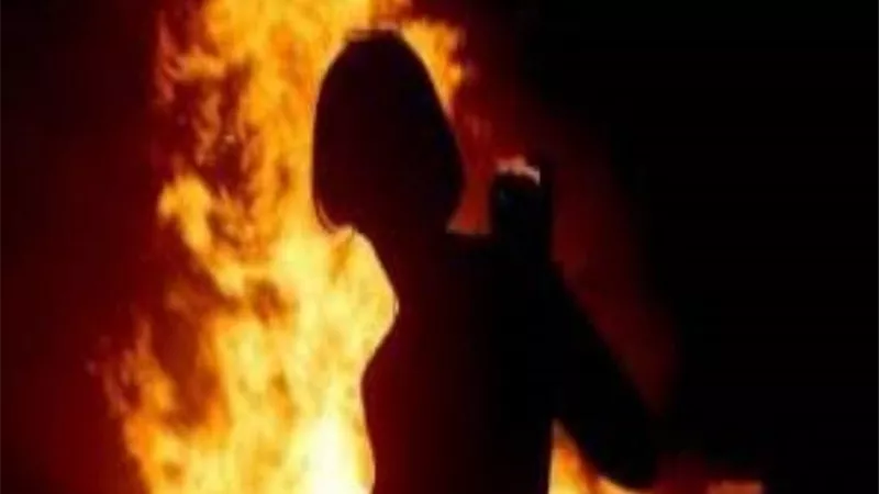 زوجها يشعل فيها النيران أثناء تصويرها بثاً مباشراً عبر السوشيال ميديا