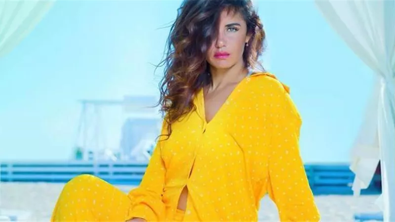 رجل في حضن الفنانة غادة عادل.. صورة تثير ضجة عبر السوشيال ميديا