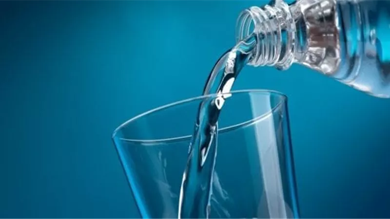 ما خطورة الإدمان على المياه المعدنية؟