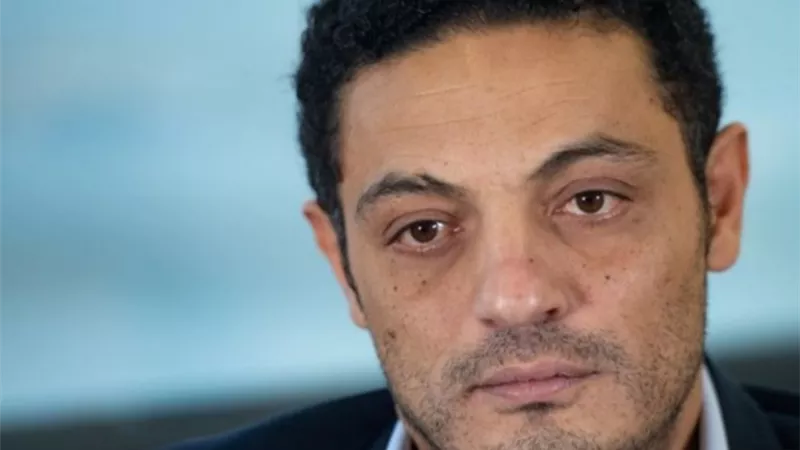 ليلة سقوط الكومبارس.. المقاول الهارب يعترف بفشله ويغلق صفحته.. فيديو