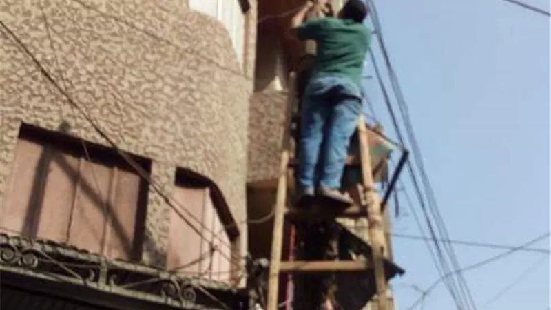 صيانة عاجلة لأعمدة الإنارة حفاظاً على أرواح المواطنين بالشرقية .صور