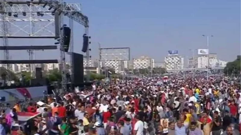 احتفالا بنصر اكتوبر .. الاف المصريين يرفعون الاعلام ولافتات تأييد الرئيس السيسي