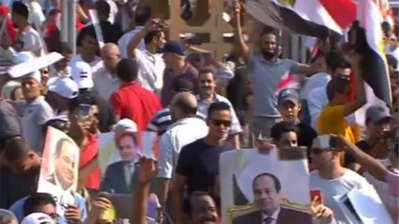 الشباب يرفعون صور الرئيس السيسي في احتفالاتهم بنصر أكتوبر