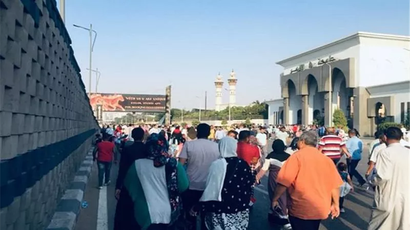 الشباب والفتيات يتقدمون احتفالية 