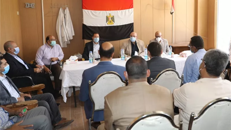 محافظ بني سويف يلتقى الاطقم الطبيه بمستشفى الفشن