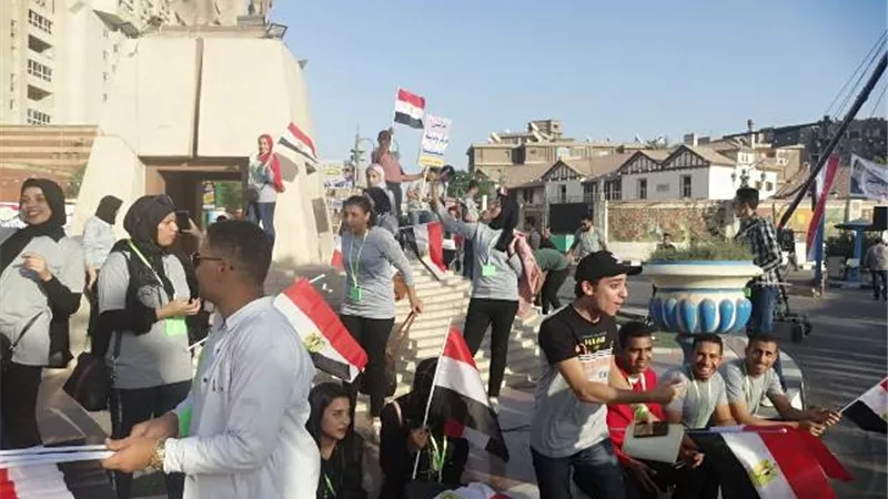 على أنغام الاغاني الوطنية الألاف بأسيوط يحتفلون بنصر أكتوبر ويعلنون تاييدهم للرئيس السيسي .صور