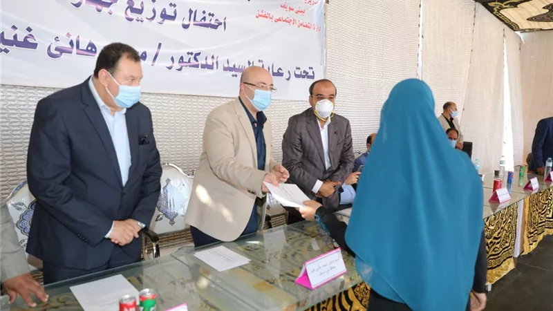 محافظ بني سويف يُسلًم أجهزة عرائس ومساعدات مادية ل 50 من الأيتام وغير القادرات