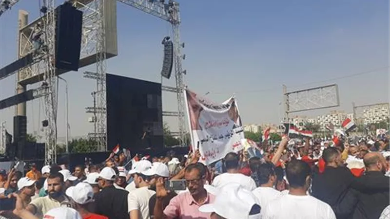 احتشاد كبير امام المنصة للاحتفال بنصر أكتوبر