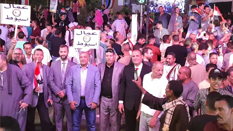 الاسايطة يواصلون احتفالاتهم بانتصارات أكتوبر ويرفعون الاعلام وصور الرئيس السيسي