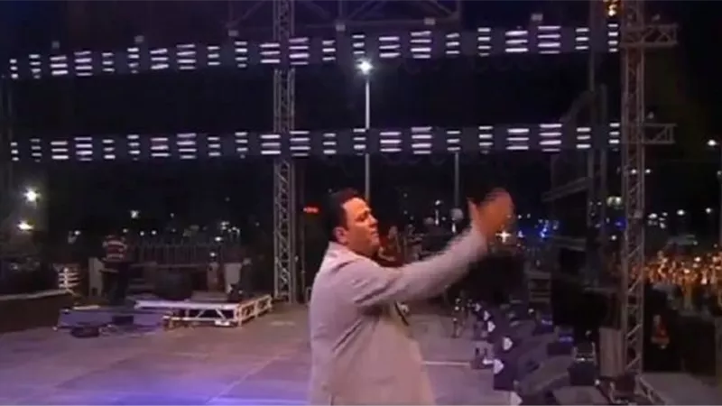 شاهد .. محمد فؤاد يشدو باغنيات «يعني إيه كلمة وطن» و و«كلنا معاك» في احتفالات المنصة