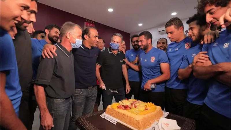 الأهلى يكرم مساعدى فايلر سيزا وتوماس بينكيل قبل مران الفريق