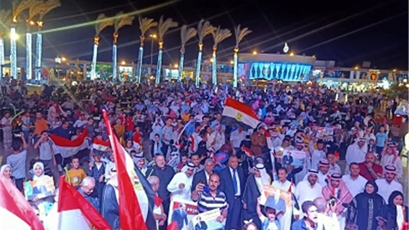 الآلاف يحتفلون في ميدان سوهو بشرم الشيخ