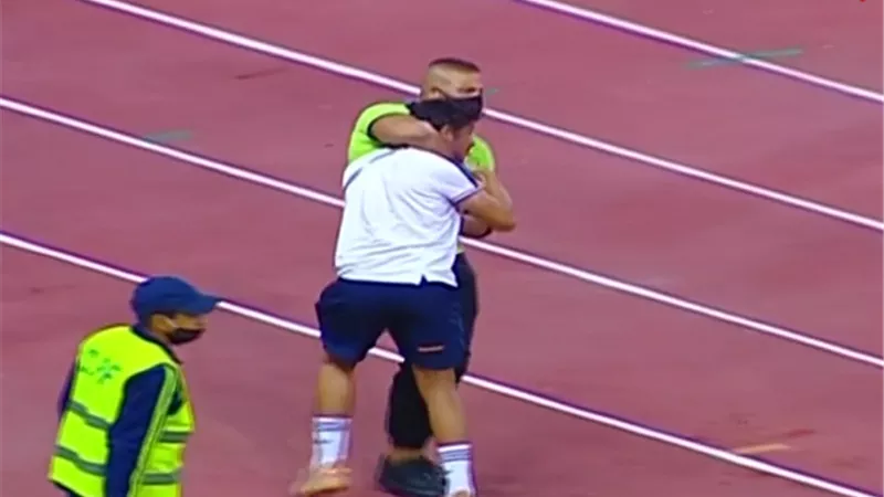 كر وفر بين لاعبى الزمالك والمصرى عقب انتهاء المباراة.. شاهد