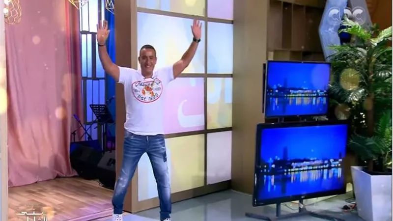 احمد السقا يعتذر لزوجتة على الهواء تحت تهديد العنكبوت