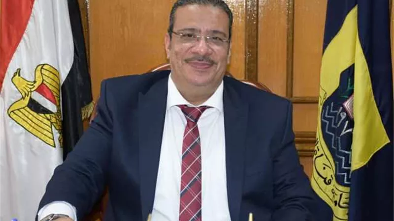 صرف ١٢٠٠ جنيه للعاملين بجامعة قناة السويس