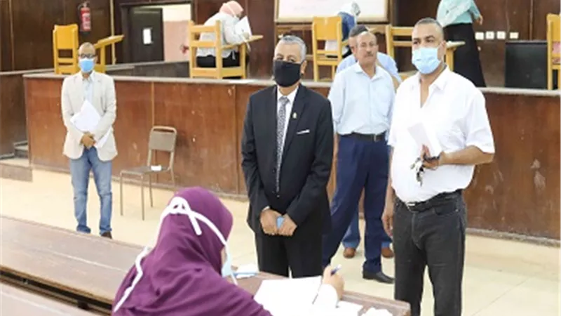 يوسف غرباوى يتفقد امتحانات الدور الثانى للدراسات العليا بتربية قنا