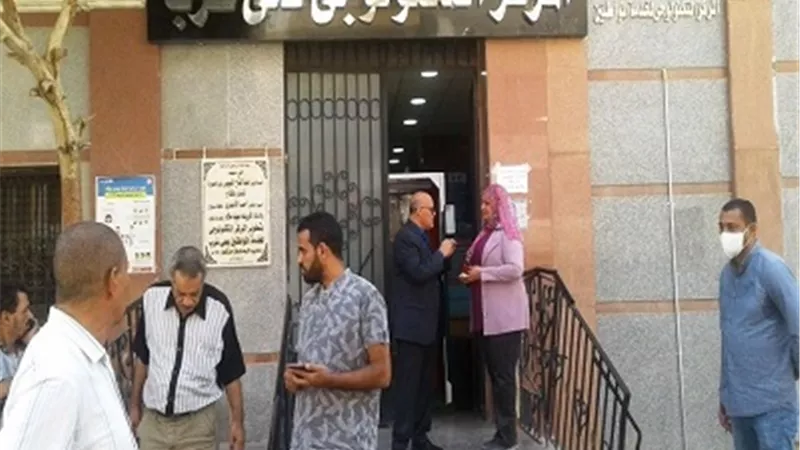 السكرتير العام المساعد لمحافظة سوهاج يتفقد المركز التكنولوجي