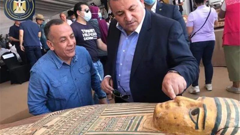 اسامة هيكل يشارك وزير السياحة والآثار في الإعلان عن اكتشاف 59 تابوتاً