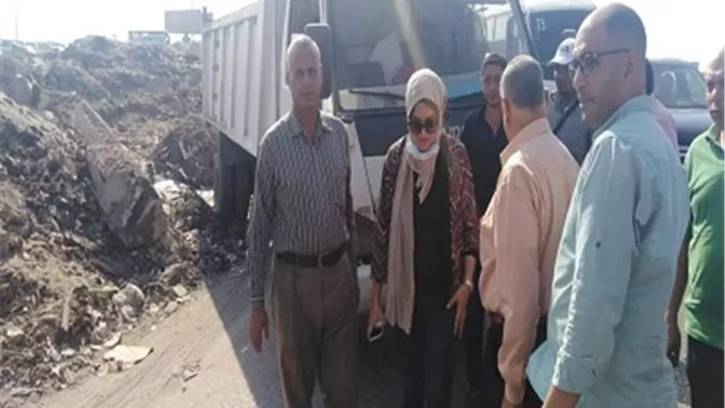 ريان تضبط سيارة تلقي المخلفات على نزلة الدائري بقليوب