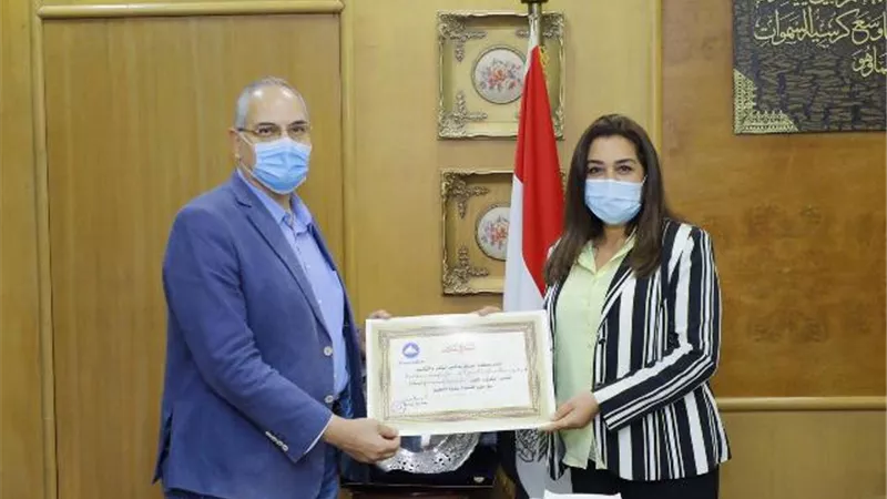 محافظ دمياط تكرم السكرتير العام المساعد وتشيد بمجهوداته فى خدمة المحافظة