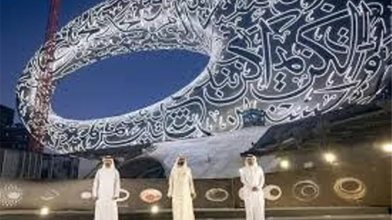 محمد بن راشد يشهد وضع القطعة الأخيرة لواجهة متحف المستقبل