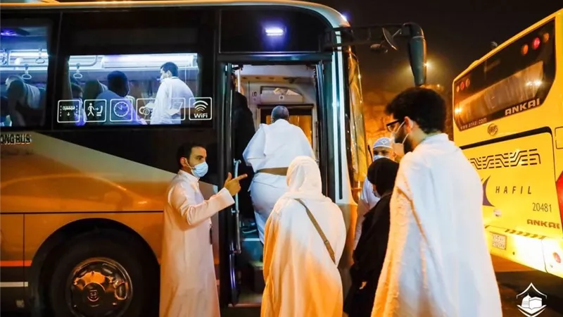 أول فوج من المعتمرين يدخل المسجد الحرام.. فيديو