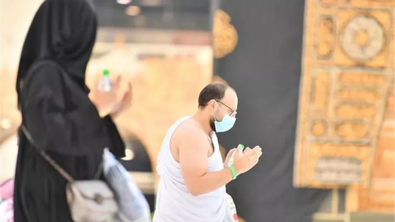 ضيوف الرحمن يتوافدون على المسجد الحرام لأداء العمرة.. صور