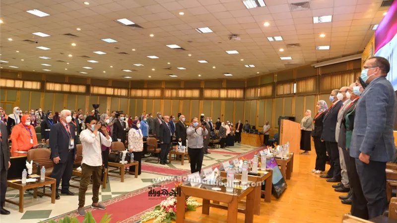 مؤتمر طبى بجامعة أسيوط يكرم أبطال الجيش الأبيض بكل فئاته
