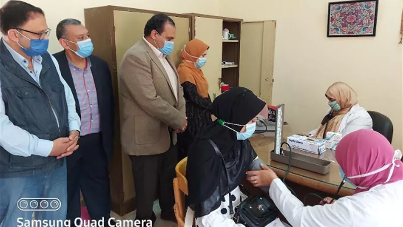 نائب رئيس جامعة بنها لشئون التعليم والطلاب يتفقد إجراءات الكشف الطبي