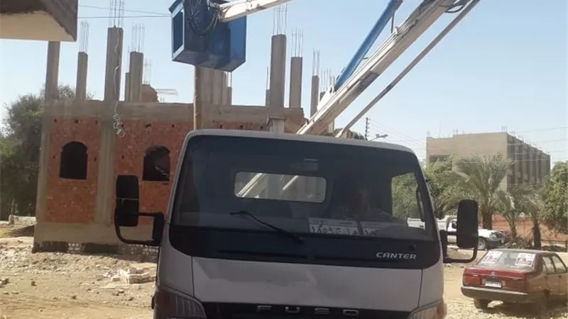 جهود مكثفة لرفع كفاءة الإنارة العامة بمدينة جهينة بسوهاج ...صور