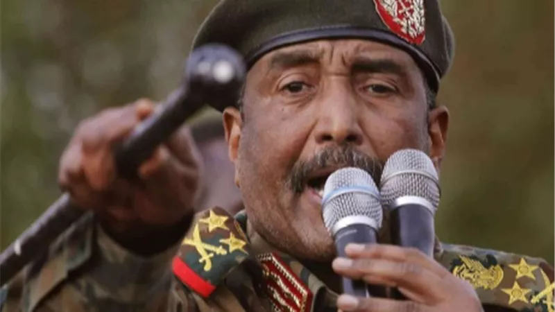 شاهد بالفيديو.. البرهان يغني عقب توقيع اتفاق السلام بالسودان