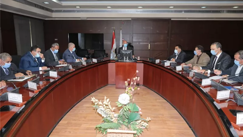 وزير النقل يتابع مشروعات عربات الركاب والبضائع