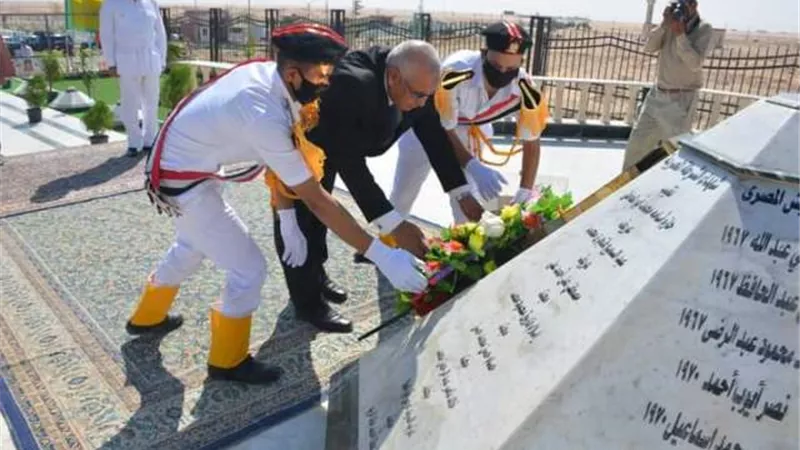 الزملّوط يضع أكليل الزهور على النصب التذكارى لشهداء اكتوبر بالخارجة..صور