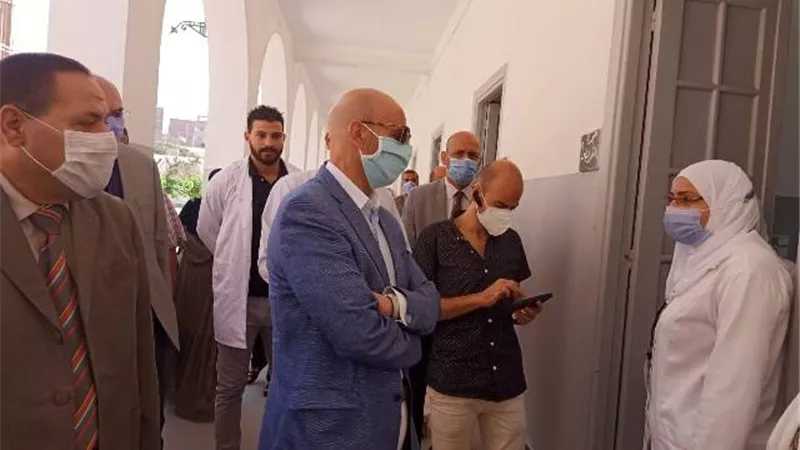 وكيل وزارة الصحة يتفقد مستشفيات حميات فاقوس والنموذجي ويكرم عددا من الأطباء