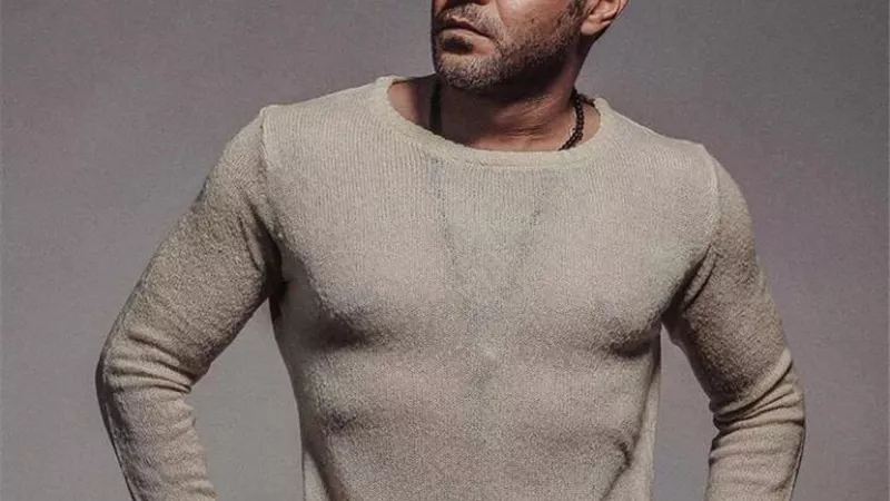 شاهد .. محمد عز يخطف الأنظار بظهوره الرائع