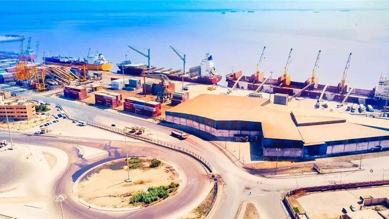 مينائى السخنة والأدبية يشهدان زيادة كبيرة في أعداد السفن وتداول الحاويات