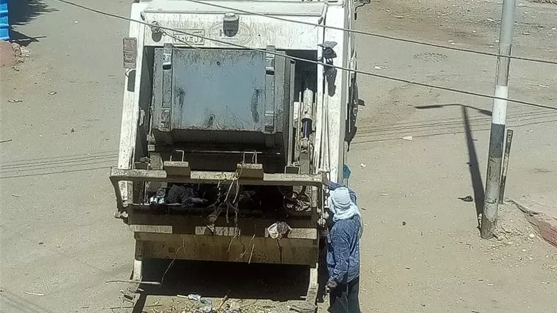حملات نظافة وتجميل ورفع 50 طن قمامة وتراكمات بمدينة المراغة بسوهاج..صور