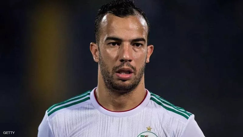 ليون الفرنسي يحصل على خدمات نجم دفاع المنتخب الجزائرى