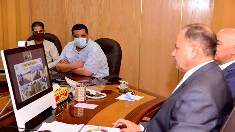 محافظ أسيوط يستعرض الموقف التنفيذى للمشروعات التنموية والخدمية أمام رئيس مجلس الوزراء عبر الفيديو كونفرانس