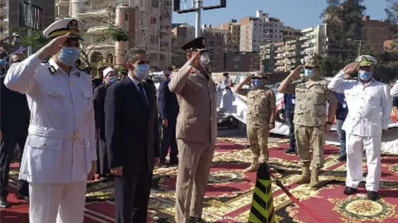 محافظ الغربية يضع إكليل من الزهور على النصب التذكاري ويقدم التهنئة للقوات المسلحة