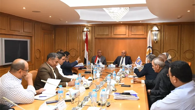 محافظ قنا يبحث آلية القضاء على ظاهرة سيارات الكسح
