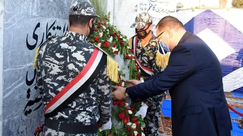 محافظ الشرقية يضع إكليلاً من الزهور على النصب التذكاري للجندي المجهول