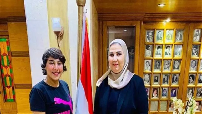 منة عبد العزيز 